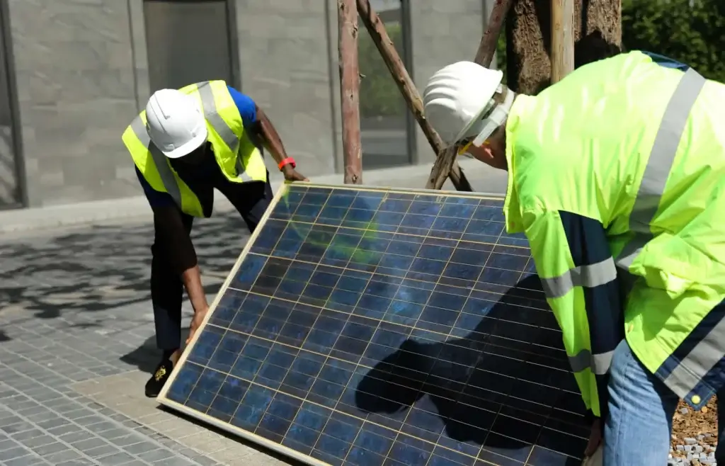operarios instalando Placas solares Madrid
